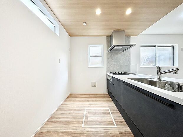 【ダイニングキッチン】ポップアップ天井が素敵なキッチン！窓があるので採光もとれ換気にも役立ちます。