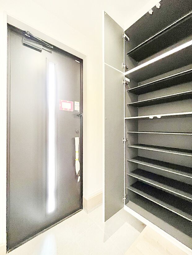 【収納】散らかりがちな玄関もスッキリ!ご家族の靴もたっぷり収納できる玄関収納付きです。