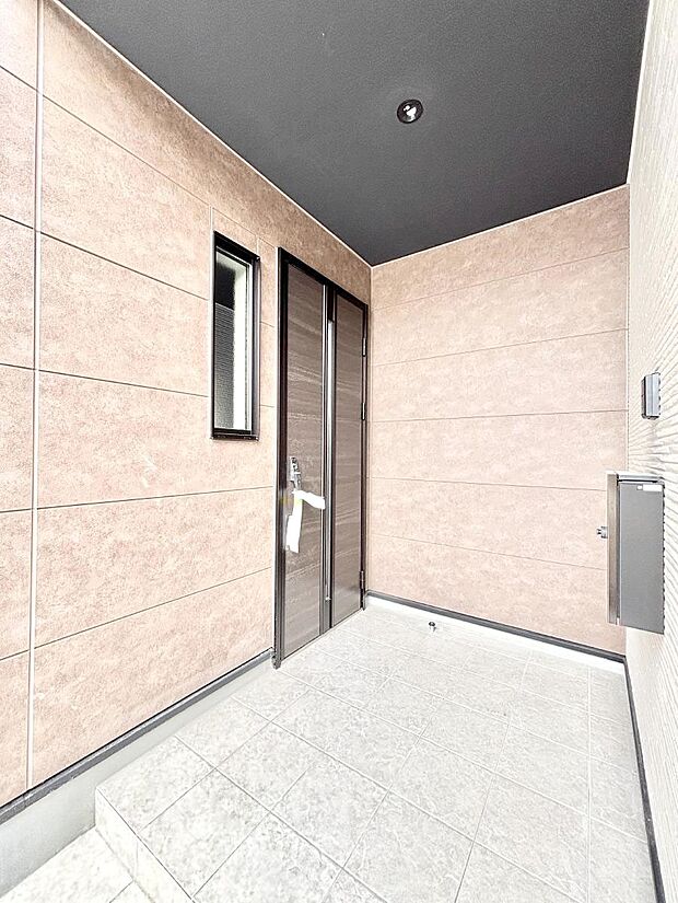 【玄関】大切な家族、来客を出迎える玄関。