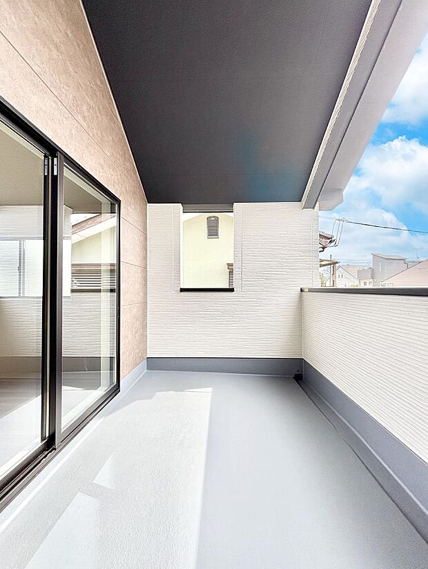 【バルコニー】ゆったりバルコニーだから沢山お洗濯ものを干せます。