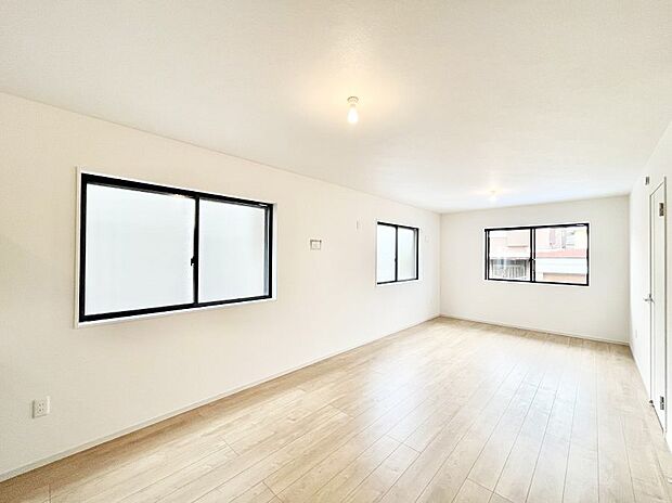 【リビングダイニング】大きな窓からたっぷりの陽光と風を感じられるリビング