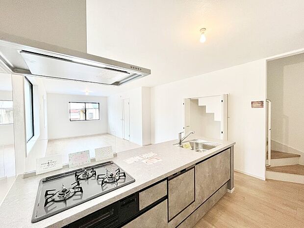 【ダイニングキッチン】料理をしながらご家族との会話を楽しめる対面カウンターキッチン