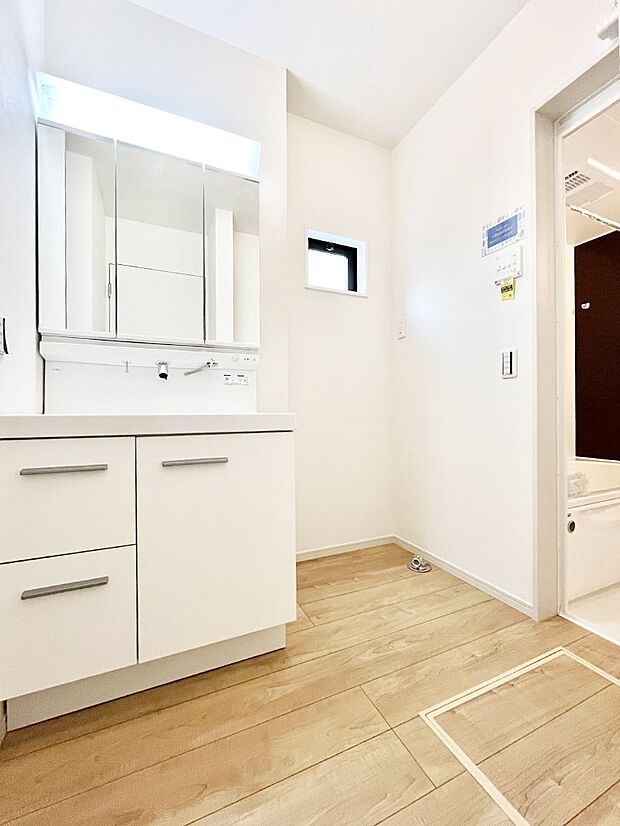 【脱衣場】清潔感ある洗面化粧室で朝の身支度も快適