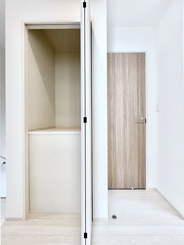 【廊下収納】廊下収納。掃除道具や季節の小物を収納することができます。