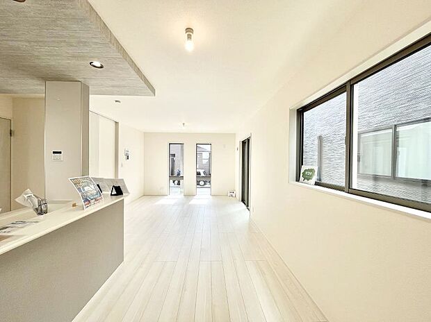 【ダイニング】明るい陽光が注ぎ、寛ぎの雰囲気に満たされるダイニング。