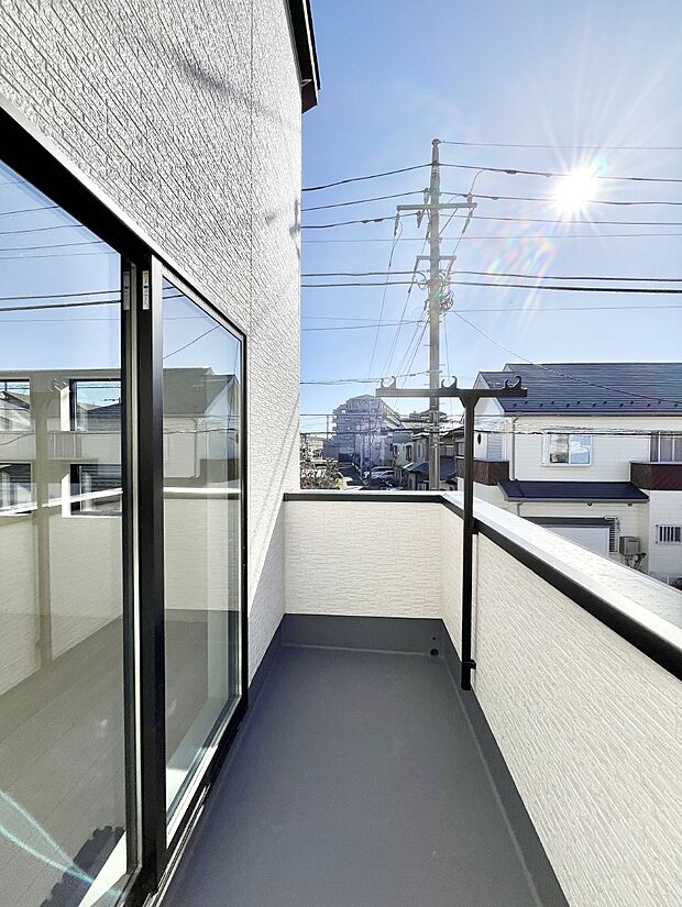 【バルコニー】ゆったりバルコニーだから沢山お洗濯ものを干せます。