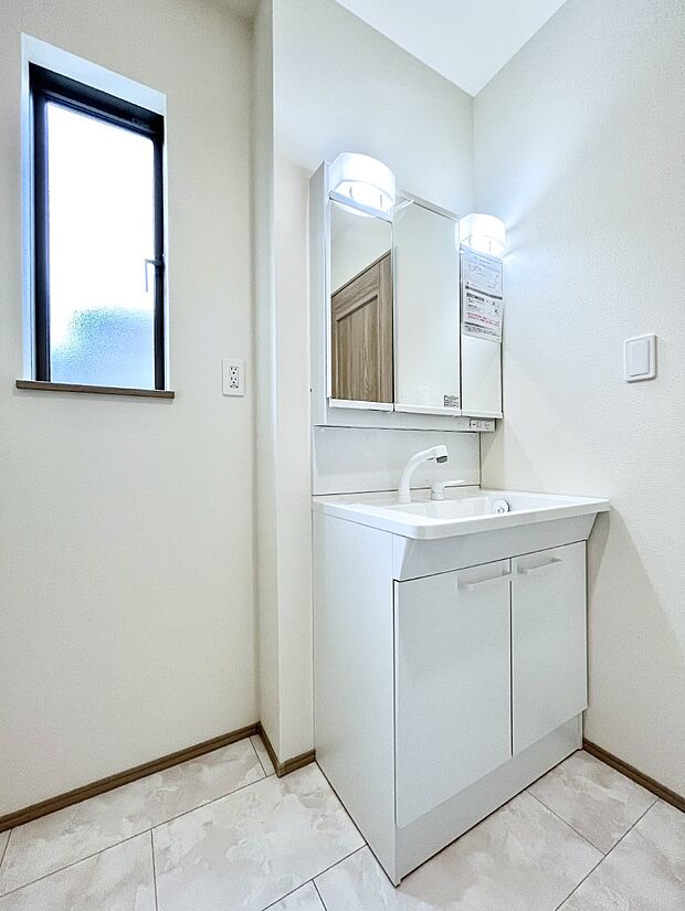 【脱衣場】清潔感のある快適空間です。毎日の身支度も気持ち良くお使い頂けます。