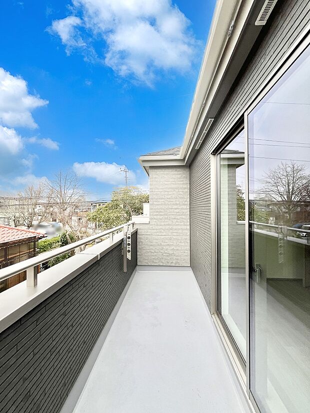 【バルコニー】ゆったりバルコニーだから沢山お洗濯ものを干せます。