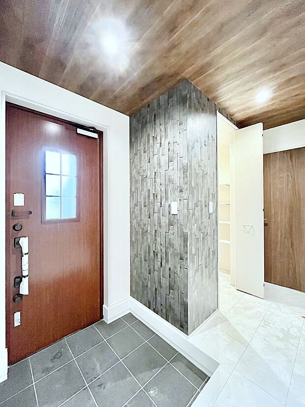 【玄関】シューズインクローク付きの玄関。家族全員の靴や雨具などすっきり収納できます。