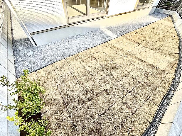 【庭】住まいに明るい光と開放感を演出してくれるお庭付き!ガーデニングなど楽しめますね。