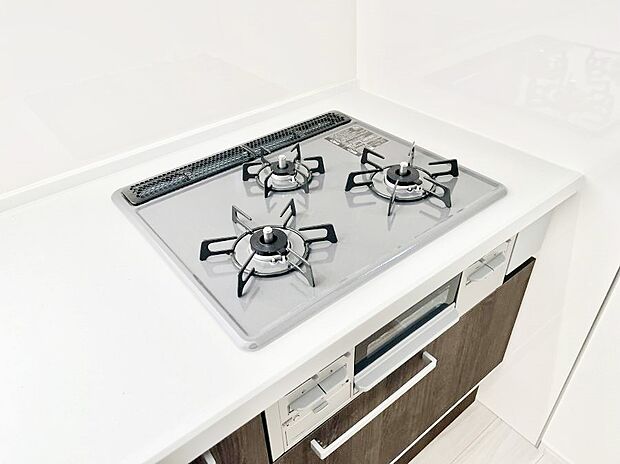 【Siセンサーコンロ】ガスコンロはSiセンサー搭載。火力調節や焦げ付き・消し忘れも防いでくれます。