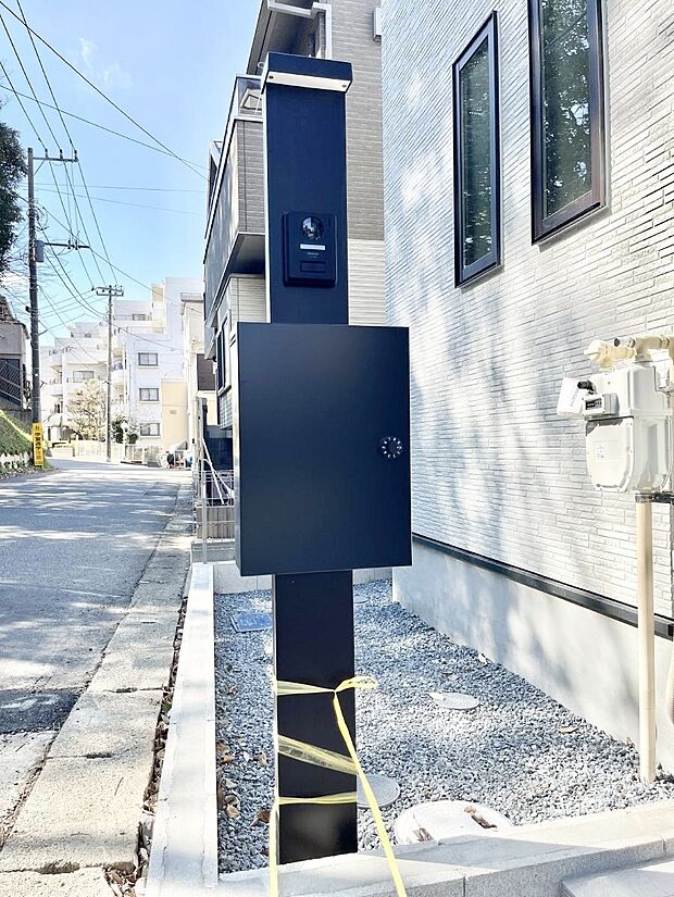 【その他現地】表札・インターホン・ポストをひとつに集約。エントランスになじむシンプルデザイン。