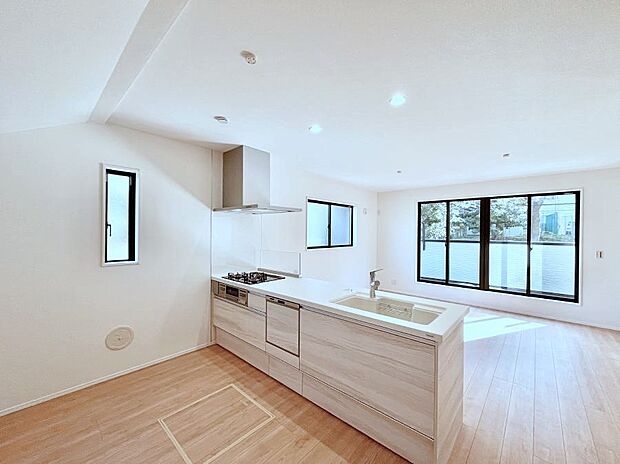 【ダイニングキッチン】リビングで遊ぶお子様を見守りながらお料理ができる対面キッチン。