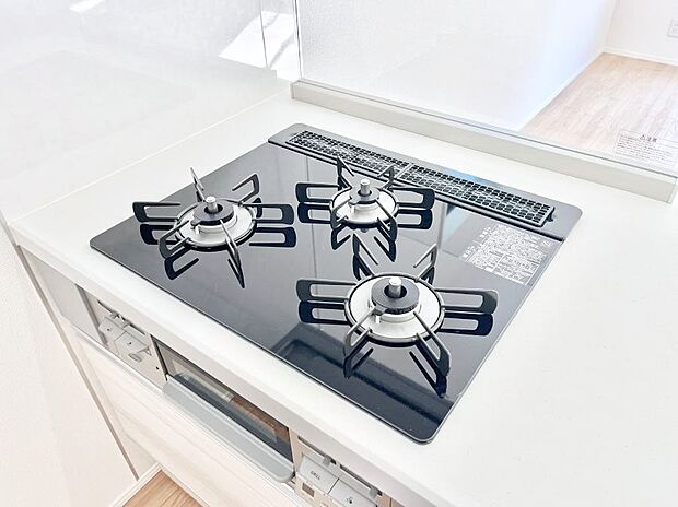 【Siセンサーコンロ】ガスコンロはSiセンサー搭載。火力調節や焦げ付き・消し忘れも防いでくれます。