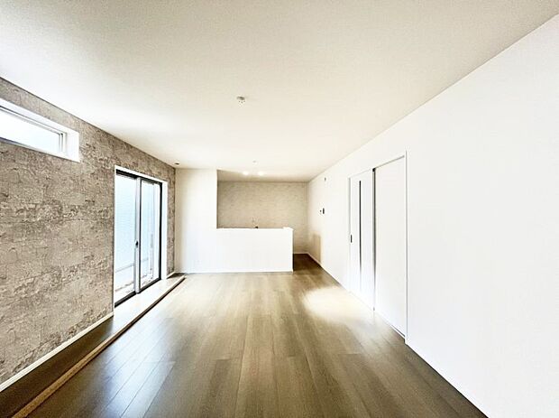 【リビングダイニング】アクセントクロスがお洒落なリビングダイニング。家族でのんびりくつろげる広々スペース。