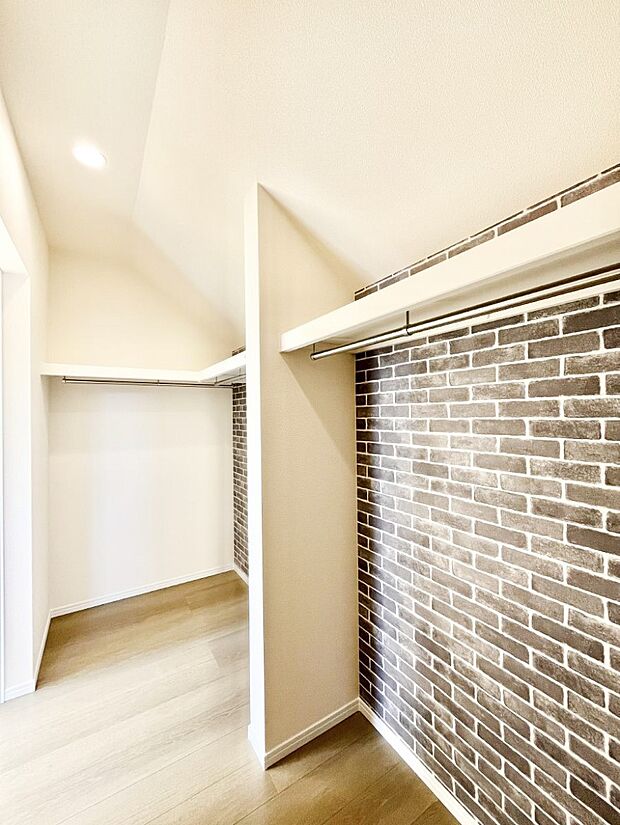 【ウォークインクローゼット】ウォークインクローゼット付きで生活空間を広く利用できます。