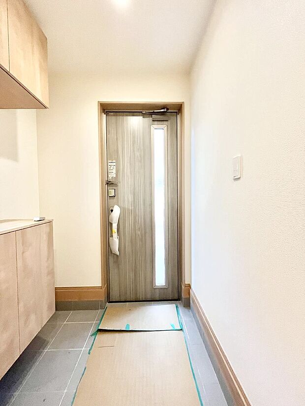 【玄関】明るい玄関はお客様をお出迎えするのにぴったりです!