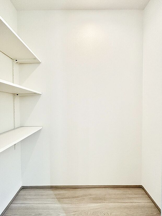 【収納】食品のストックや調理器具の保管に便利な可動棚付きパントリー