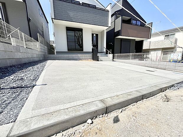 【駐車場】駐車2台可能！急なお客様の駐車に。また、ご家族の自転車スペースとしても大活躍。