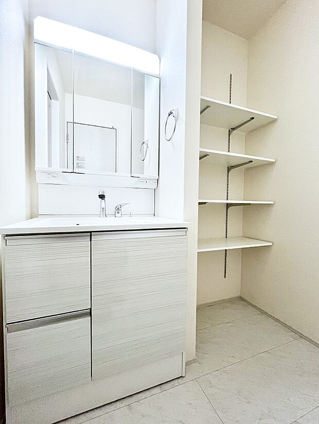 【脱衣場】清潔感のある快適空間です。毎日の身支度も気持ち良くお使い頂けます。 