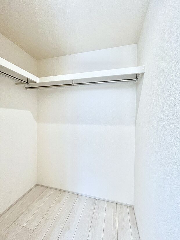【ウォークインクローゼット】ウォークインクローゼット付きで生活空間を広く利用できます。