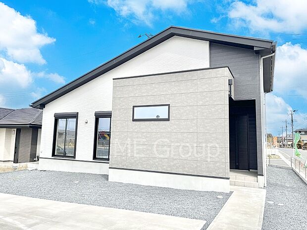 【現地外観写真】暮らしやすさと居心地の良さにこだわったシンプルで飽きのこないデザイン !