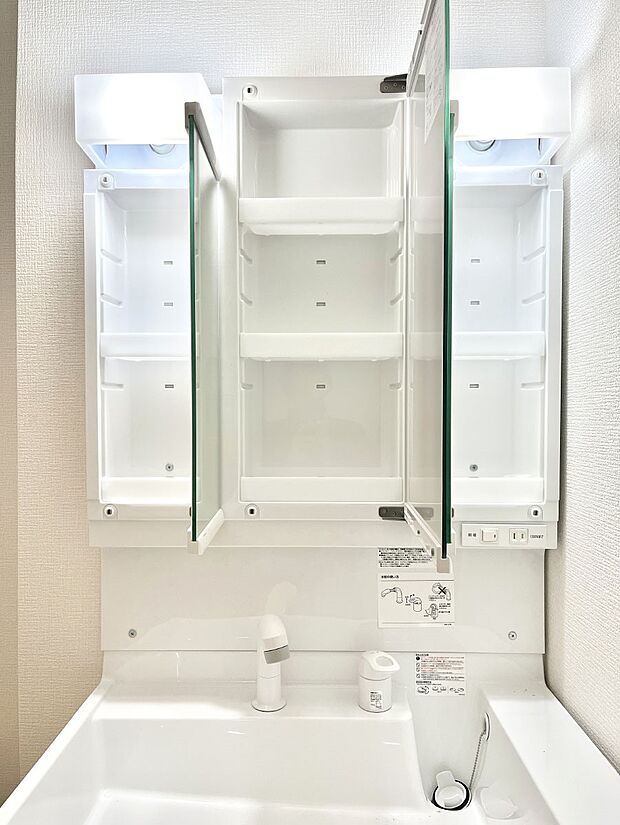 【三面鏡裏収納】三面鏡の裏に、化粧品や衛生用品などを収納可能。洗面台をすっきりと保ちます!