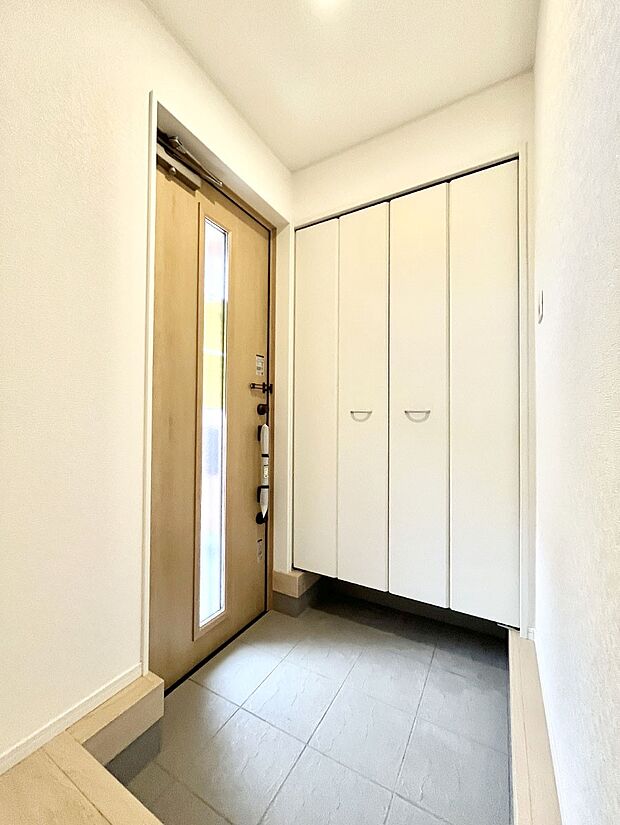 【玄関】明るい玄関はお客様をお出迎えするのにぴったりです!