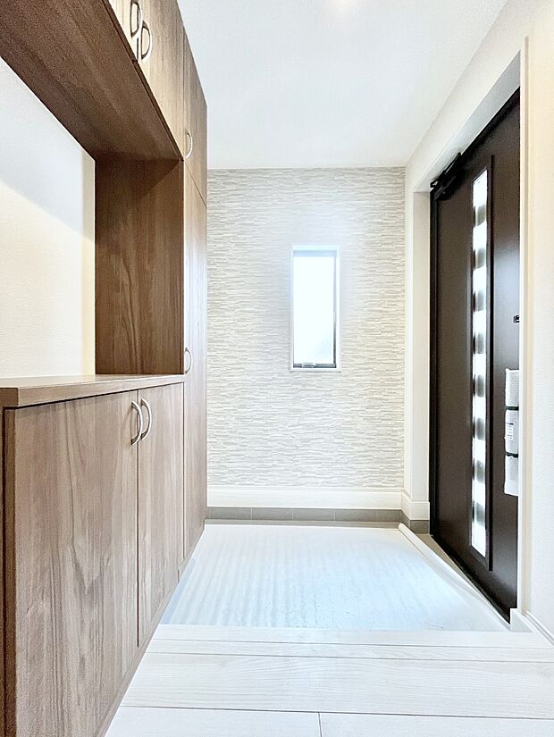 【玄関】飾り棚を利用して、お越しいただくお客様をおもてなしできます。