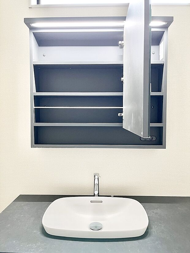 【鏡裏収納】鏡裏収納で散らかりがちな洗面台もスッキリ片付きキレイをキープ