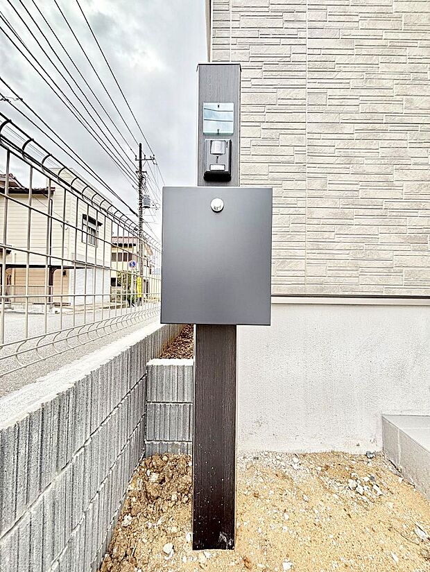 【その他現地】表札・インターホン・ポストをひとつに集約。エントランスになじむシンプルデザイン。