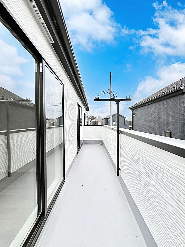 【バルコニー】ゆったりバルコニーだから沢山お洗濯ものを干せます