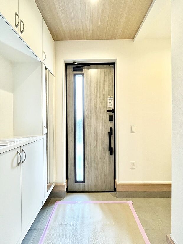 【玄関】ガラススリットの入った玄関ドアが室内に光を届けてくれます