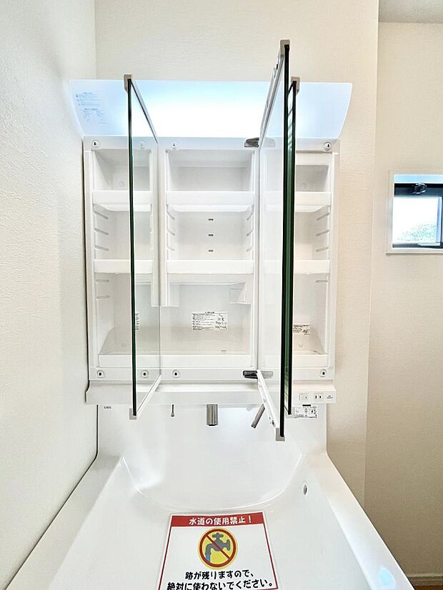 【三面鏡裏収納】三面鏡の裏に、化粧品や衛生用品などを収納可能。洗面台をすっきりと保ちます!