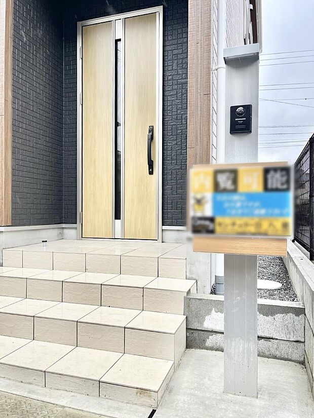 【その他現地】表札・インターホン・ポストをひとつに集約。エントランスになじむシンプルデザイン。