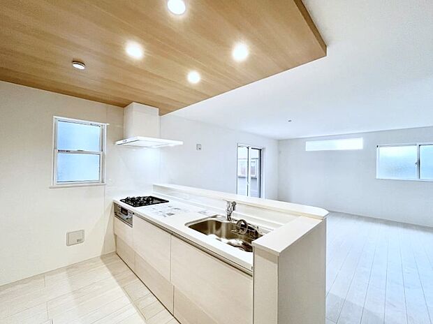 【ダイニングキッチン】リビングで遊ぶお子様を見守りながらお料理ができる対面キッチン。