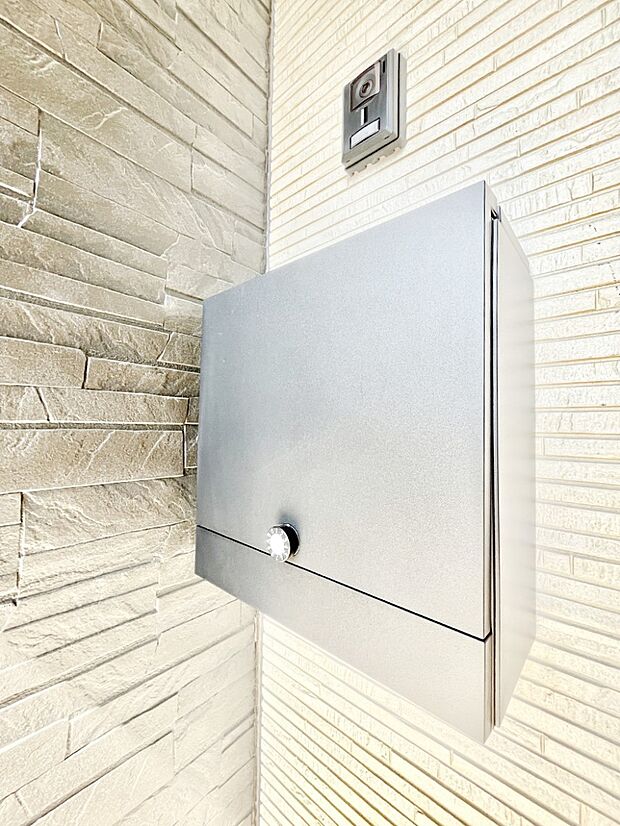 【その他現地】大切な郵便物の盗難を防止してくれるダイヤル錠付きのポスト