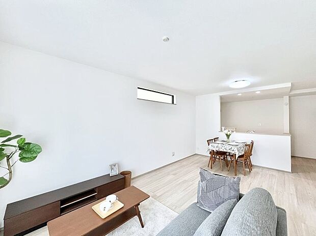 【ダイニング】家族の笑顔が自然と生まれてくる、そんな雰囲気のダイニングに仕上がっています。