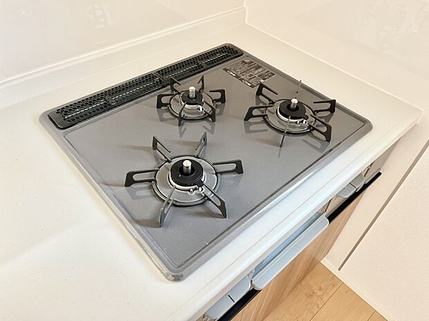 【Siセンサーコンロ】ガスコンロはSiセンサー搭載。火力調節や焦げ付き・消し忘れも防いでくれます。