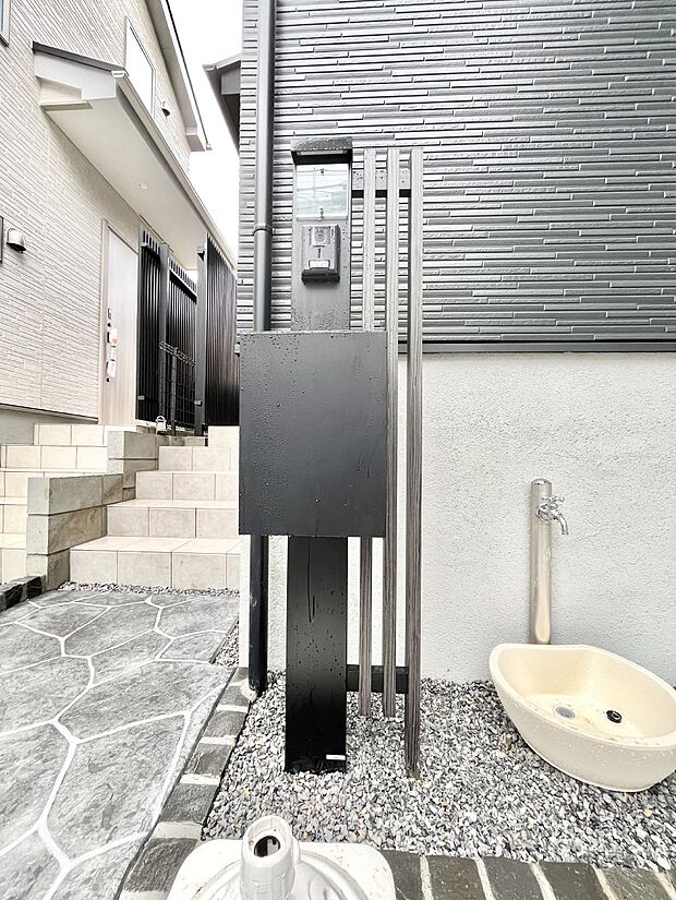 【その他現地】表札・インターホン・ポストをひとつに集約。エントランスになじむシンプルデザイン。