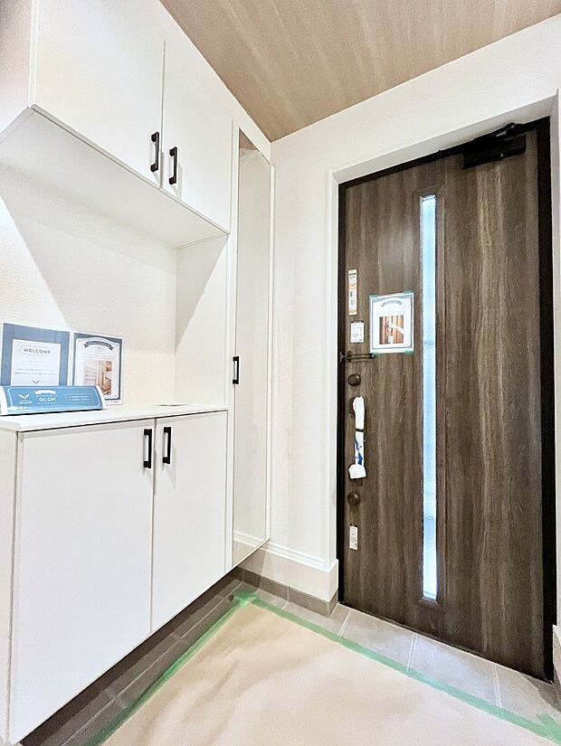 【玄関】下駄箱はご家族の写真や季節のインテリアで飾り棚として演出できます