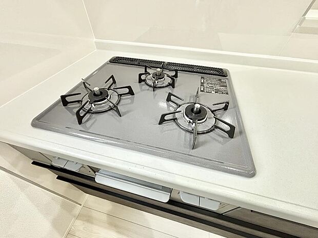 【Siセンサーコンロ】ガスコンロはSiセンサー搭載。火力調節や焦げ付き・消し忘れも防いでくれます。