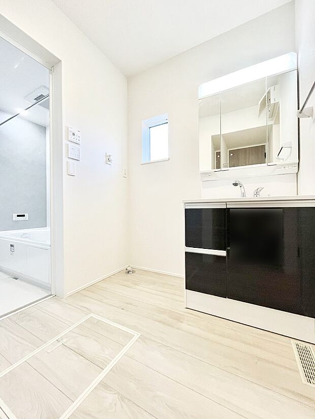 【脱衣場】清潔感ある洗面化粧室で朝の身支度も快適