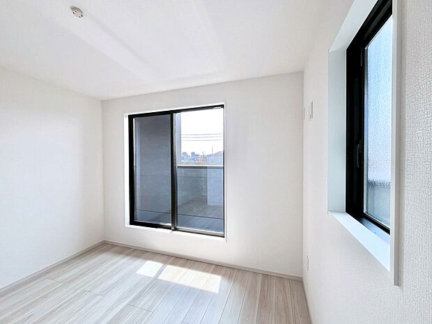 【寝室】明るいバルコニーサイドに洋室を設置。目覚めの良い寝室に。 