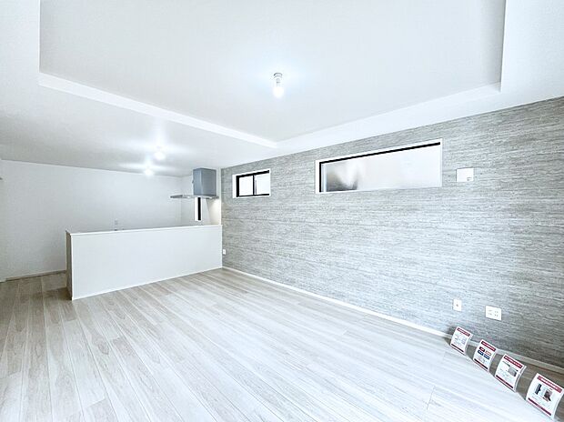 【リビングダイニング】アクセントクロスがオシャレ！家族団らんの時間が充実しそうなリビングダイニング！