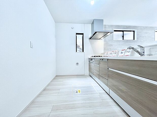 【ダイニングキッチン】爽やかな風が通り抜けるキッチン。窓があるので明るく換気にも役立ちます。