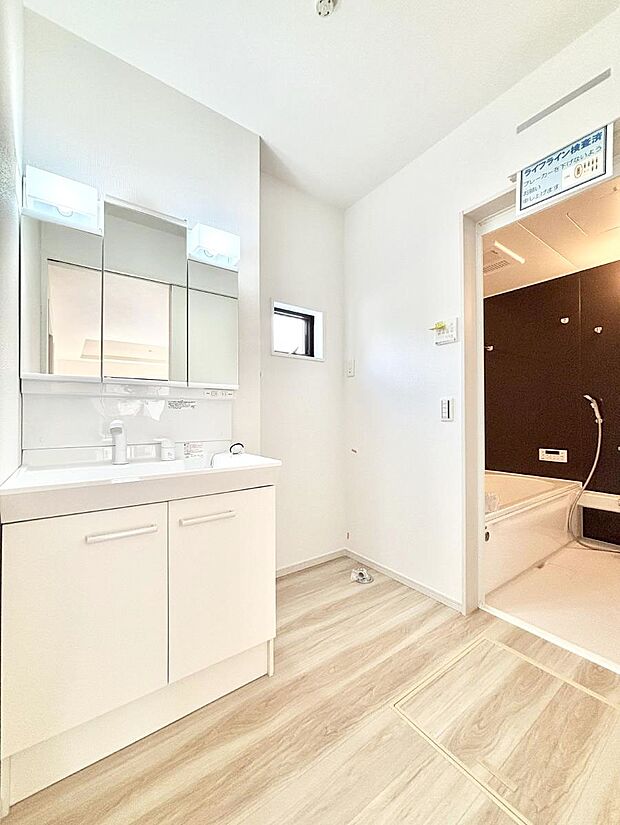 【脱衣場】清潔感のある快適空間です。毎日の身支度も気持ち良くお使い頂けます。 