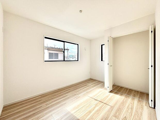 【寝室】収納が充実しているので居住スペースを広々使えます  