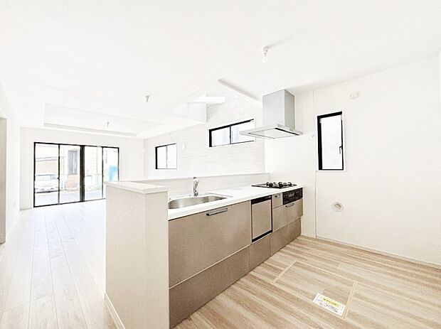 【ダイニングキッチン】ご家族の会話弾む対面キッチン。お料理中のパパママもご家族と過ごす時間が増えそう!