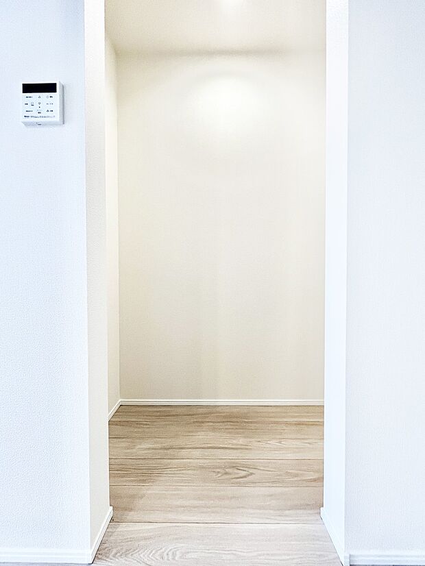 【その他内観】キッチン横にパントリーを設置!